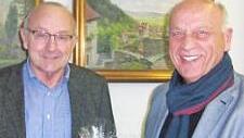 Bürgermeister Hermann Anselstetter (rechts) gratulierte Walter Schmelz zum 70.  Foto: Werner Reißaus