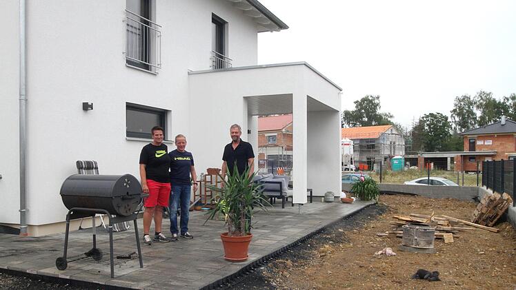 Die Freude über den Einzug ins neue Haus sieht man Silke und Nicole Öchsner an; nun wünschen sie sich noch einen schönen Garten und fragen Kreisfachberater Guntram Ulsamer (von links) um Rat. Foto:Günther Geiling