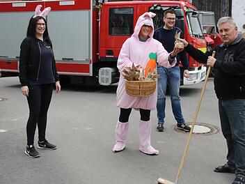 Der Osterhase war unterwegs durch Rossach zu allen Aktiven der Feuerwehr. Hier wird Kreisbrandrat Manfred Lorenz beim Straßenkehren freudig überrascht.  Foto: Michael Stelzner