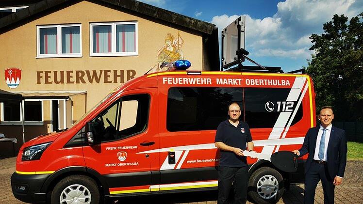 B&uuml;rgermeister Mario G&ouml;tz &uuml;berreichte dem 1. Kommandanten,  Lukas Zwecker, offiziell die Schl&uuml;ssel.