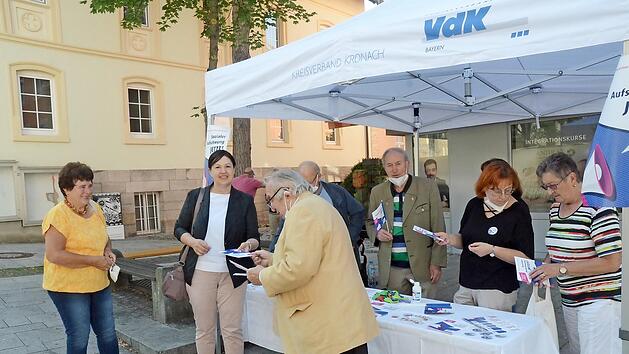 Reger Betrieb herrschte am VdK-Informationsstand in der Innenstadt von Kronach. Auch B&uuml;rgermeisterin Angela Hofmann (Zweite von links) erhielt von Kreisvorsitzendem Heinz Hausmann einige Brosch&uuml;ren.