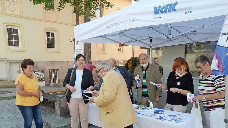 Reger Betrieb herrschte am VdK-Informationsstand in der Innenstadt von Kronach. Auch Bürgermeisterin Angela Hofmann (Zweite von links) erhielt von Kreisvorsitzendem Heinz Hausmann einige Broschüren.