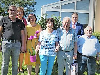Gerhard Lindner feierte kürzlich 80. Geburtstag. Unser Bild zeigt (von links) Sohn Matthias Lindner, Bürgermeisterin Anita Sack, Tochter Claudia, Gerhard Lindner mit Ehefrau Käthe, Landrat Klaus Peter Söllner und Vorsitzenden Alfred Schneider vom Gesangverein Heinersreuth.