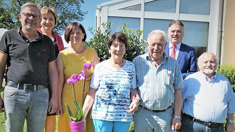 Gerhard Lindner feierte kürzlich 80. Geburtstag. Unser Bild zeigt (von links) Sohn Matthias Lindner, Bürgermeisterin Anita Sack, Tochter Claudia, Gerhard Lindner mit Ehefrau Käthe, Landrat Klaus Peter Söllner und Vorsitzenden Alfred Schneider vom Gesangverein Heinersreuth.