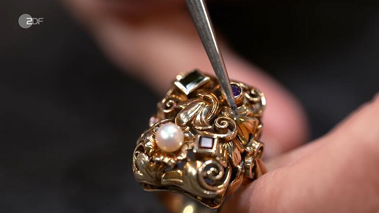 Auch der Gem&uuml;sering aus Gold mit verschiedenen Edelsteinen und einer Perle aus den 1950er-Jahren fand einen K&auml;ufer. Der Sch&auml;tzwert lag bei 900 Euro, Julian Schmitz-Avila bezahlte sogar 1.000 Euro.