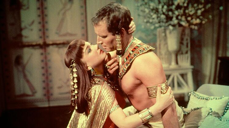 Die Rolle des Moses bedeutete f&uuml;r Charlton Heston einen ersten Schritt zum gro&szlig;en Durchbruch als Schauspieler. Dieser gelang ihm dann mit William Wylers "Ben Hur" 1959.