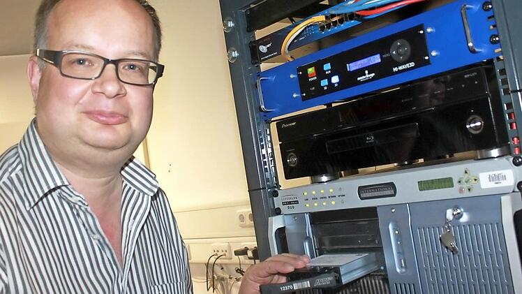 Stefan Grober spielt einen Film in die neue Anlage ein.