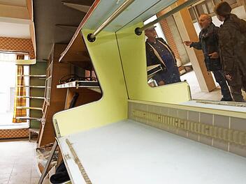 Erich Schmitt, Herbert Pramstaller und Verena Mörsner (von links) diskutieren über die Ortsgeschichte. Fotos: Arkadius Guzy