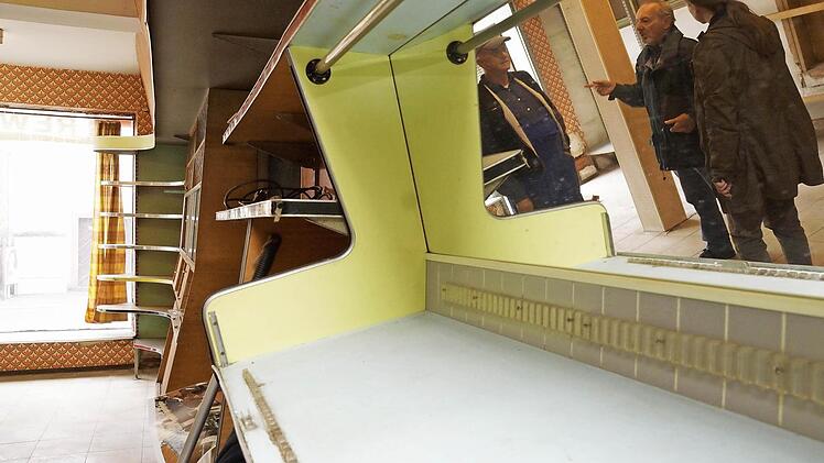 Erich Schmitt, Herbert Pramstaller und Verena Mörsner (von links) diskutieren über die Ortsgeschichte. Fotos: Arkadius Guzy