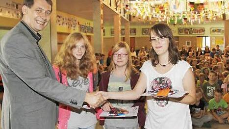 Bürgermeister Roland Wolfrum überreichte den drei Aktiven des Schullädlas Sachpreise: Jasmin Heusinger, Lisa Frankenberger und Laura Spindler. Foto: Sonja Adam