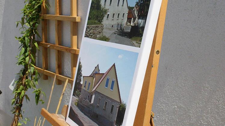 Viele Vorher-Nachher-Situationen waren auf Staffeleien für die Bewertungskommission ausgebaut. Hier an der früheren Gaststätte, die inzwischen von Hufschmied Hermann Müller umgebaut wurde. Foto: Sabine WeinbeerViele Vorher-Nachher-Situationen waren auf Staffeleien für die Bewertungskommission ausgebaut. Hier an der früheren Gaststätte, die inzwischen von Hufschmied Hermann Müller umgebaut wurde. Foto: Sabine Weinbeer