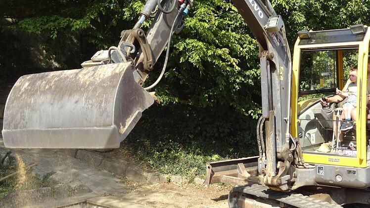 Mario Parente lädt mit dem Bagger den ausgedienten Sand auf den Lkw.