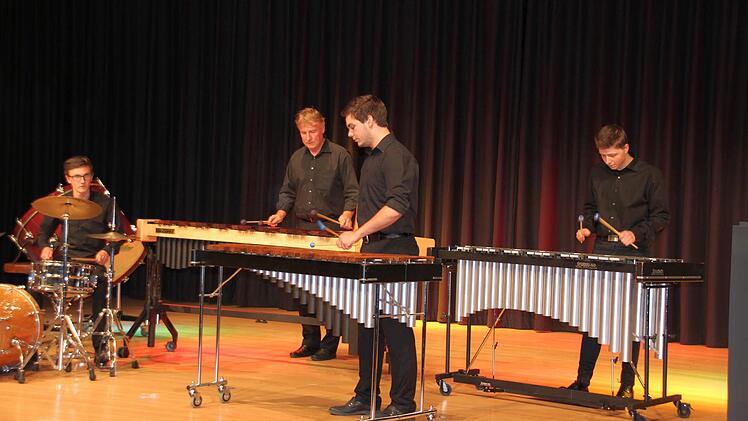Ein Percussion-Ensemble der Berufsfachschule für Musik unter Leitung von Günther Peppel (2. v.l.) umrahmte die Feier musikalisch.  Foto: Friedwald Schedel
