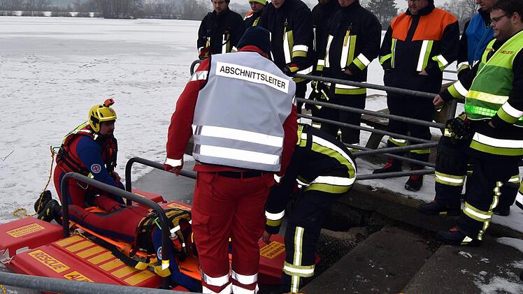 Mit dem Eisrettungsschlitten wurde hier ein "Verunglückter" geborgen und wird auf die Trage gehoben.