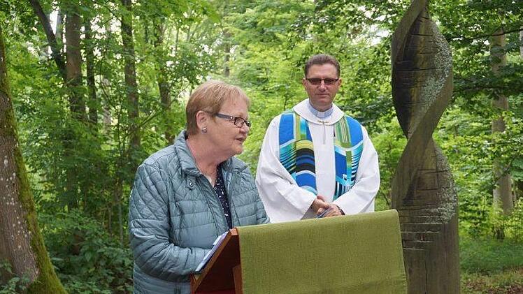 Jede Person ist unverwechselbar und einmalig, das stellte Diakon Wolfgang Dömling bei einem Experiment in dem Wortgottesdienst anlässlich zehn Jahre Franziskusweg unter Beweis. Foto: Marion Eckert