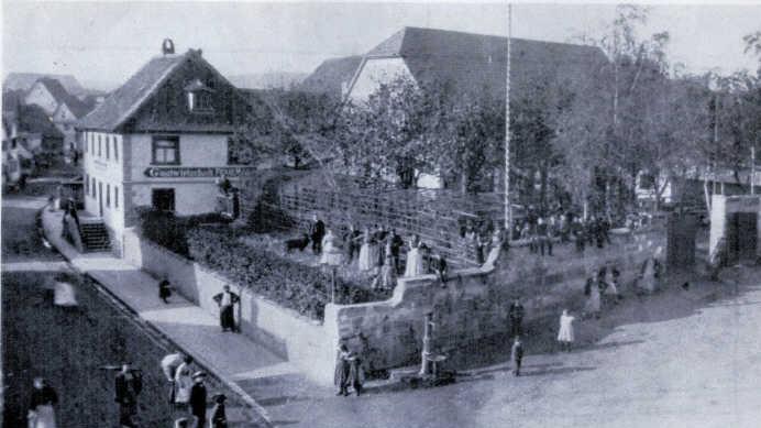 Die Wiesentstraße, 1907 aufgenommen: Wo heute das Kino-Center steht, war damals ein Biergarten .  Foto: FT-Archiv