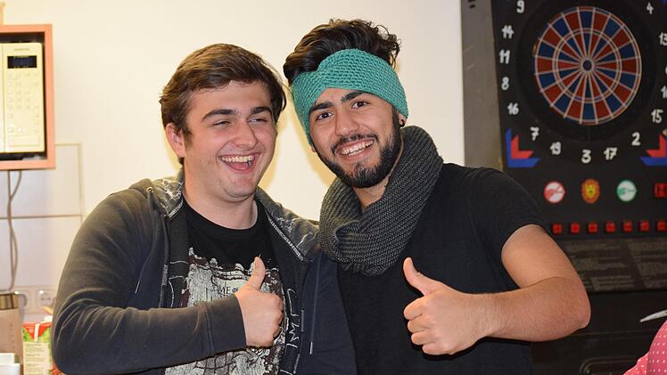 Ein bisschen muss sich Delshad (rechts) noch an sein Aussehen mit Stirnband gewöhnen  -  er und der 17-jährige Heinrich sind dennoch von der Aktion begeistert. Foto: Daniela Pondelicek
