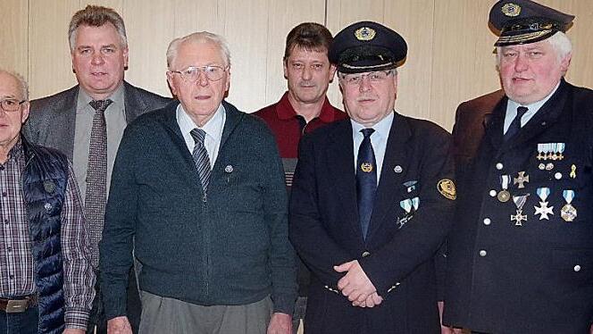 Die KSK Steinberg freut sich &uuml;ber die Ehrung langj&auml;hriger Mitglieder: (von links) Josef Mattes (25 Jahre Mitgliedschaft), Dritter B&uuml;rgermeister Matthias Barnickel, Otto Herzog (60 Jahre Mitgliedschaft), Uli Gerber (25 Jahre Mitgliedschaft), Erster Vorsitzender Johannes Baier sowie Bezirks- und Kreisvorsitzender Gottfried Betz.  Foto: Heike Sch&uuml;lein