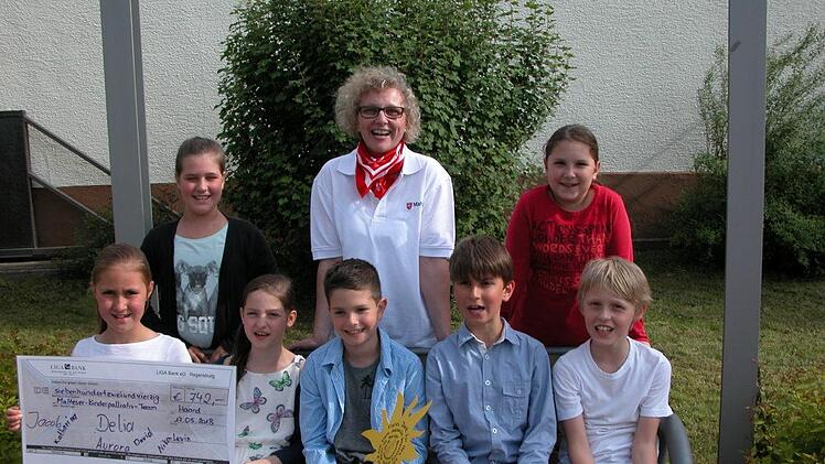 Freude bereitete das Spenden und die Spendenübergabe: (vorne, von links) Aurora Büchel, Delia Futerski, David Hillenbrand, Levis Büchel und Jakob Lang sowie (hinten, von links) Nika Nöth, Sonja Kneuer und Katharina Zollner. Foto: Ewald Kiesel