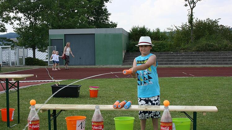 Luis Polivka hatte sich mit dem Zielspritzen auch eine feuchte Besch&auml;ftigung ausgesucht.