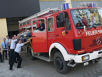 Kommandant Michael  Reubel (rechts) und seine Mannschaft dürfen sich freuen: Ihr 33 Jahre altes  Einsatzfahrzeug wird durch ein modernes HLF 20 ersetzt. Berthold Köhler