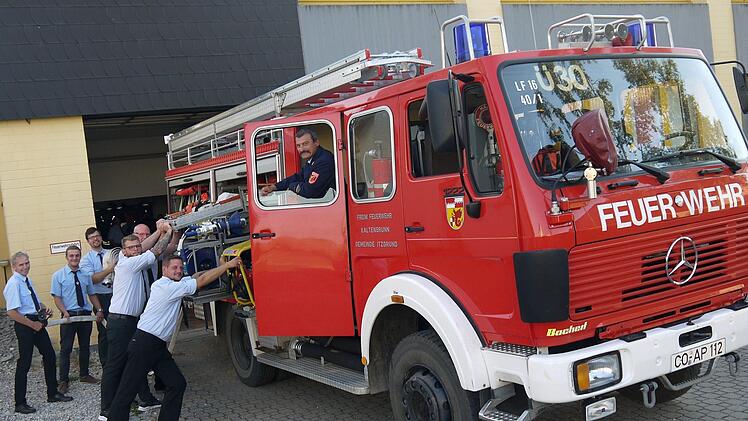 Kommandant Michael  Reubel (rechts) und seine Mannschaft dürfen sich freuen: Ihr 33 Jahre altes  Einsatzfahrzeug wird durch ein modernes HLF 20 ersetzt. Berthold Köhler