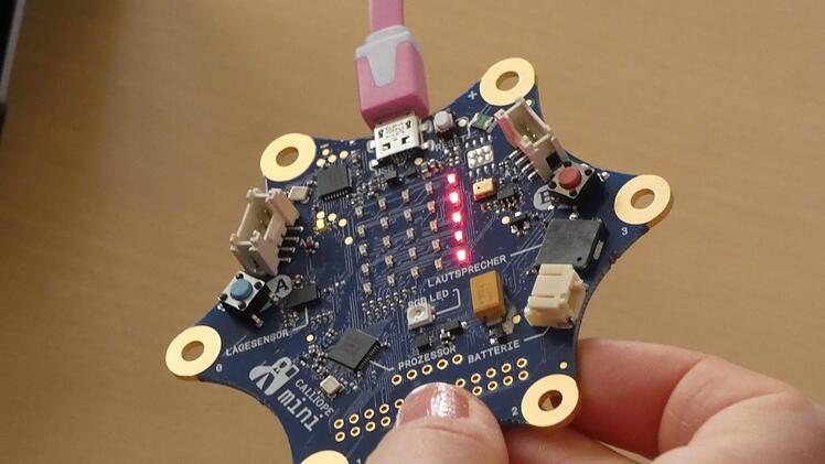 So sieht ein "Calliope mini" aus. Das ist eine Platine, die über umfangreiche Funktionen verfügt.