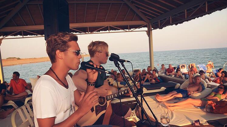 Julian Pecher, früherer Superstar-Finalist, und Fabian Scheuerlein verschönern ihren Mitmenschen als Duo "Fabjules" gerne den Urlaub.  Fotos: n&vphotography/Scheuerlein