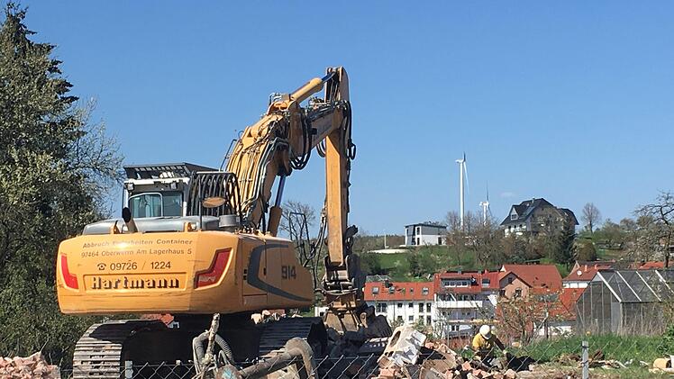 In Haard wird das ehemalige Lehrerwohnhaus abgerissen. Hier sollen g&uuml;nstige Mietwohnungen gebaut werden. Foto: Kerstin V&auml;th