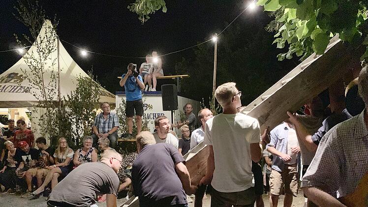 Drei Mal wurde die Treppe um die Linde getragen, so ist es seit Jahren Tradition. Foto: Sonny Adam