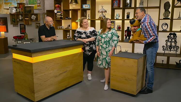 Ein Kino-Aufsteller zum "Scooby-Doo"-Film von 2020 gefiel Detlev K&uuml;mmel so gut, dass er den Vierbeiner zum Abschied umarmte. Der Experte empfahl bis zu 400 Euro. David Suppes kaufte die Figur der Schwestern Sabrina und Susanne f&uuml;r 270 Euro.