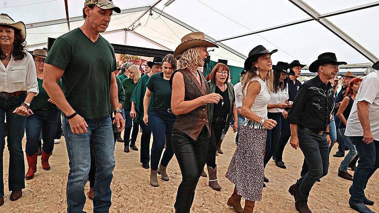 Gemeinsam im Takt: Line Dance macht sichtbar Spa&szlig;.Sonny Adam