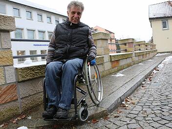 Behinderte leben in den Städten oft gefährlich. Dieser Bordstein ist für Rollstuhlfahrer und Menschen mit Rollatoren sehr gefährlich. Zwar ist er auf der einen Seite abgesenkt, doch auf der anderen Seite bleibt die Kante steil. Dadurch kann der Rollstuhl leicht umkippen.  Fotos: Barbara Herbst