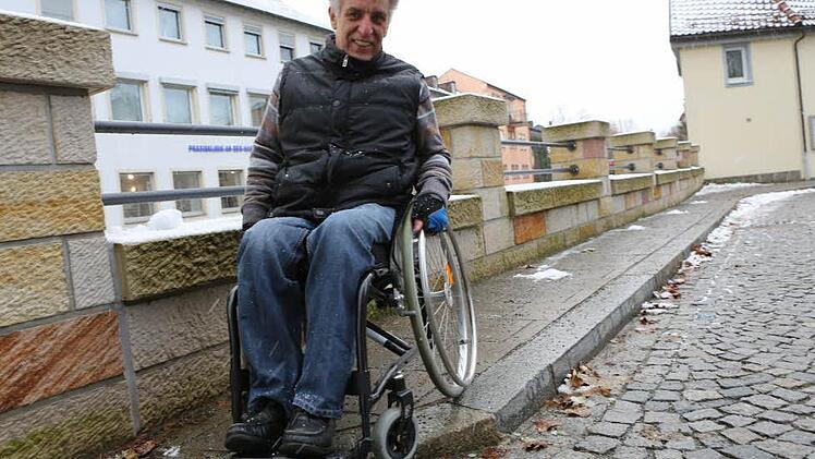 Behinderte leben in den Städten oft gefährlich. Dieser Bordstein ist für Rollstuhlfahrer und Menschen mit Rollatoren sehr gefährlich. Zwar ist er auf der einen Seite abgesenkt, doch auf der anderen Seite bleibt die Kante steil. Dadurch kann der Rollstuhl leicht umkippen.  Fotos: Barbara Herbst