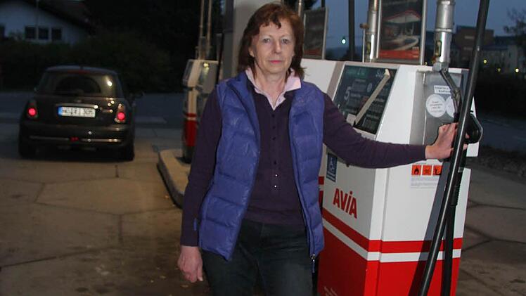 Helga Reinsch, wie jeder sie kannte: freundlich, engagiert, immer vor Ort - Diesle und das Superbenzin sind schon aus - kurz vor der Schließung gab es Super Plus zum Preis von Super. Denn die Vorräte sollten leer werden. Foto: Sonja Adam