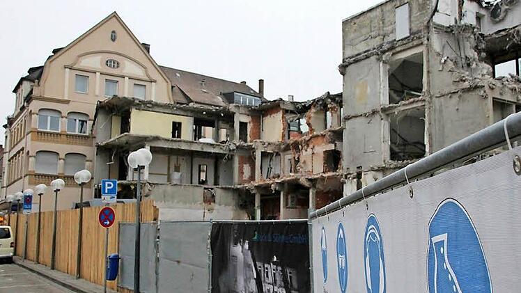 Der Abbruch des Kurgastzentrums schreitet voran. In wenigen Wochen ist der oberirdische Abriss auf dem Grundstück beendet.  Foto: Benedikt Borst