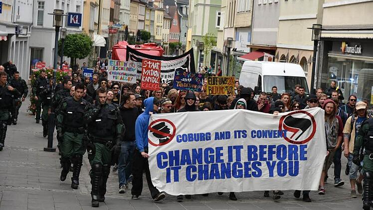 Gefühlt mehr Einsatzkräfte als Demonstranten waren am Samstag in der Coburger Innenstadt unterwegs. Laut Polizei blieb alles friedlich. Fotos: Gabi Arnold