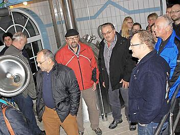 Im Sudhaus erklärte Braumeister Reinhold Reblitz den Besuchern, wie die verschiedenen Biersorten gebraut werden. Fotos: Matthias Einwag