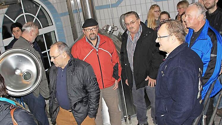 Im Sudhaus erklärte Braumeister Reinhold Reblitz den Besuchern, wie die verschiedenen Biersorten gebraut werden. Fotos: Matthias Einwag