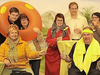 Die Theatergruppe Buch am Forst probt schon seit August für die zehn Theateraufführungen im Januar (von links): Michael Rädlein, Beatrice Köhler, Daniel Bauer, Regina Zipfel, Ute Mäusbacher, Gertrud Rädlein, Uwe Müller, Peter Dominik, Birgit Leicht und Karl-Heinz Knauer. Auf dem Bild fehlt Florian Walter.  Foto: Michael Stelzner