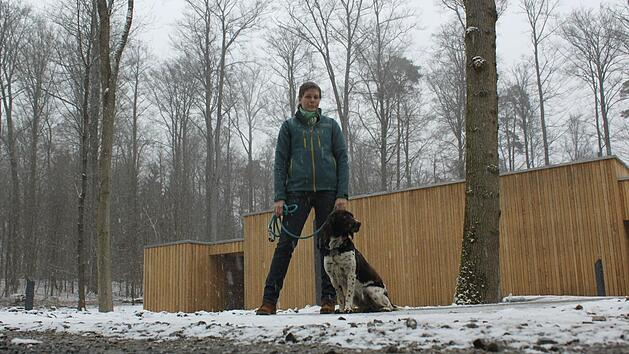 Miriam Langenbucher und ihre Mara wieder genau an der Stelle, wo vor neun Monaten nur Wald war. Das Bild entstand Anfang der Woche, als der Steigerwald winterlich verschneit war.  Fotos: Anette Schreiber