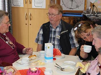 Hans Schmidt gehört zu den ehrenamtlichen Helfern, die an den Treffen der Betreuungsgruppe teilnehmen. Foto: Katharina Müller-Sanke