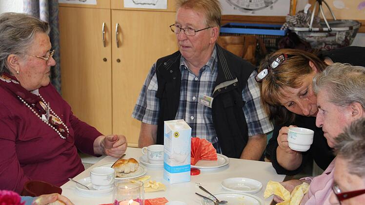 Hans Schmidt gehört zu den ehrenamtlichen Helfern, die an den Treffen der Betreuungsgruppe teilnehmen. Foto: Katharina Müller-Sanke