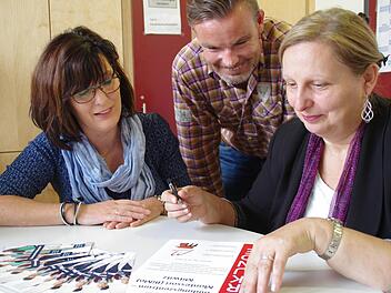 Gudrun Jersch-Bittermann, Mathias Schmitt und Monika Ullmann unterzeichnen eine Urkunde, womit die Zusammenarbeit im Bildungszentrum Montessori Mitwitz besiegelt ist. Foto: Marco Meißner