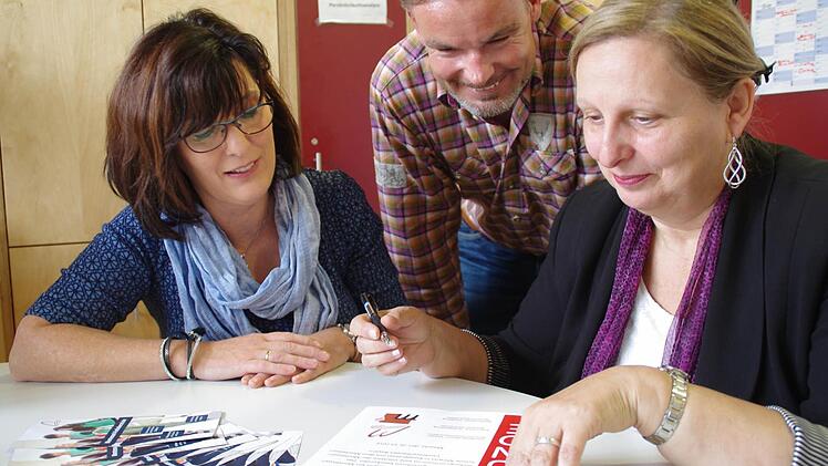 Gudrun Jersch-Bittermann, Mathias Schmitt und Monika Ullmann unterzeichnen eine Urkunde, womit die Zusammenarbeit im Bildungszentrum Montessori Mitwitz besiegelt ist. Foto: Marco Meißner