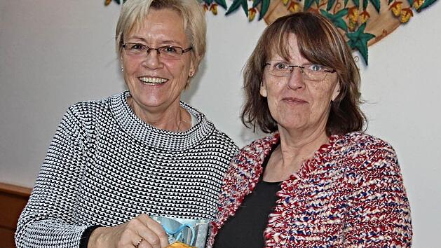 Susanne Kastner dankt MdL Kathi Petersen (von links) f&uuml;r deren Ausf&uuml;hrungen bei der Jahresversammlung des SPD-Ortsvereins Maroldsweisach. Foto: Helmut Will