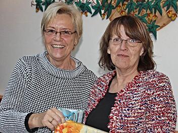 Susanne Kastner dankt MdL Kathi Petersen (von links) für deren Ausführungen bei der Jahresversammlung des SPD-Ortsvereins Maroldsweisach. Foto: Helmut Will