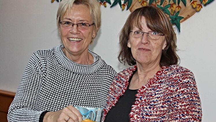 Susanne Kastner dankt MdL Kathi Petersen (von links) für deren Ausführungen bei der Jahresversammlung des SPD-Ortsvereins Maroldsweisach. Foto: Helmut Will