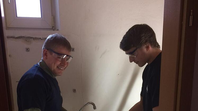 Thorsten Müller und Johannes Walter von der Firma Schwender haben bei den Abbrucharbeiten in Thurnau mit angepackt - auch für dieses Projekt gab es im vergangenen Jahr den Ausbildungspreis..  Archiv/Firma Schwender