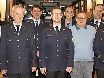 Die Feuerwehr Löbelstein zeichnete Feuerwehrleute für langjährigen Einsatz und besondere Verdienste aus. Coburgs OB Norbert Tessmer (links) würdigte die Wehr für ihr großes Engagement.  Foto: Desombre
